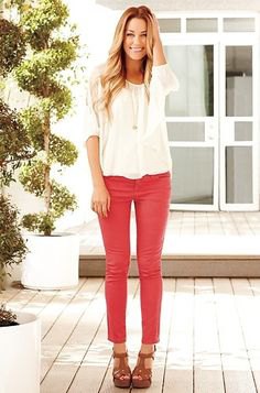 vit chiffongblus med röda smala jeans och bruna sandaler