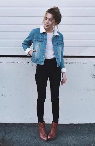 Jeansjacka med fuskpälskrage, vit topp och svarta skinny jeans