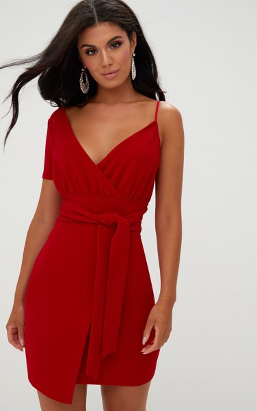 röd wrap klänning med en ärm