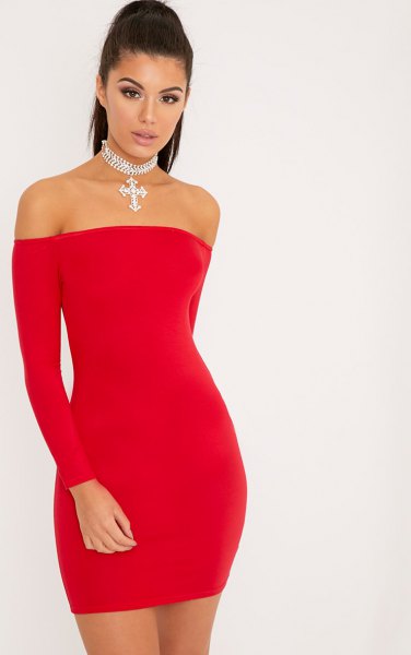 röd, långärmad, figurkramande klänning med kall axel