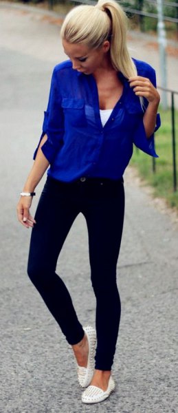 Kungsblå oversize skjorta svarta skinny jeans