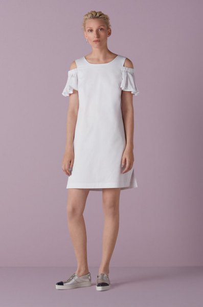 vit mini-skiftklänning med rufsade ärmar och öppna axlar