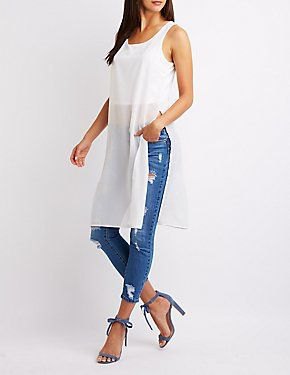 vit halvtransparent linne av chiffong med rippade jeans