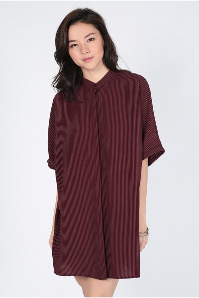 vinröd randig batwingskjortklänning