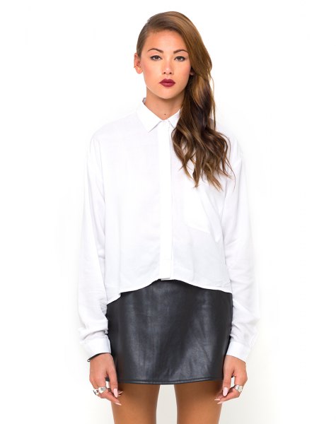 vit bat knäppas skjorta svart läder kjol