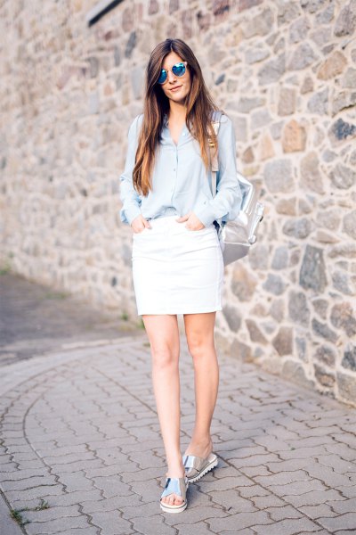 ljusblå skjorta med knapp och vit kjol