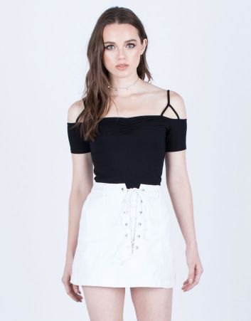svart kall axel topp med vit denim kjol med snören