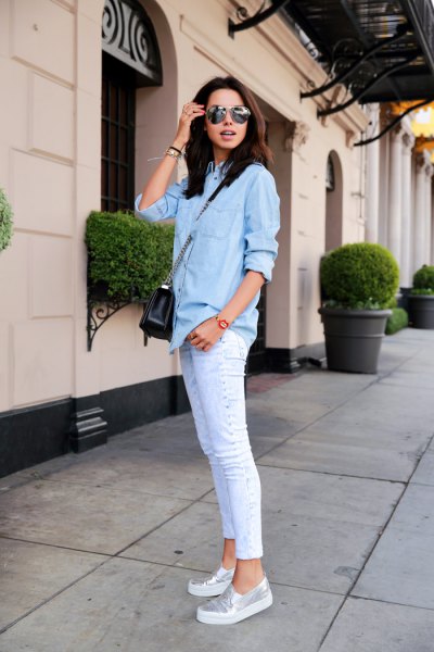 Ljusblå chambrayskjorta med knappar och vita skinny jeans