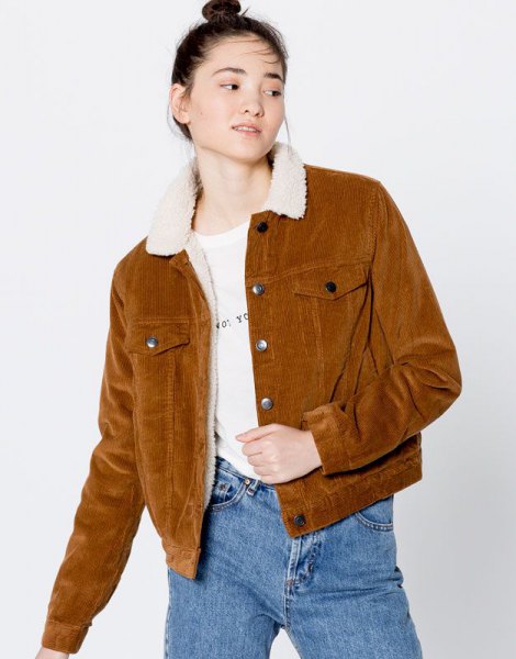 brun corduroy-tröja med fuskpälskrage och mamma-jeans