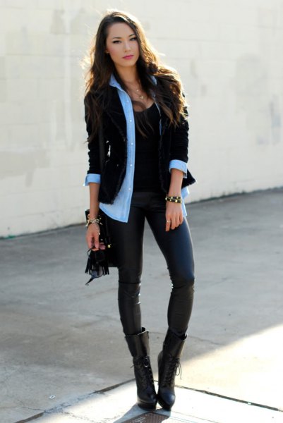 Ljusblå chambrayskjorta med svart corduroy-kavaj och mörkblå skinny jeans