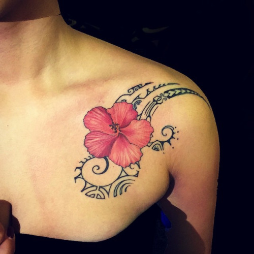 Hawaii blomma tatuering axel