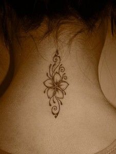 hawaiian blomma tatuering på halsen