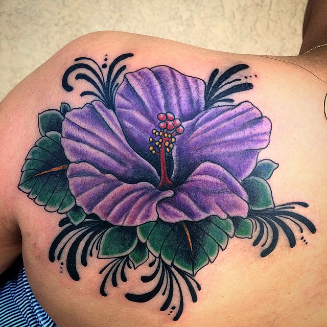 lila hawaiisk blomma tatuering