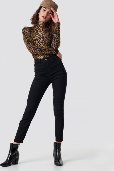 Mock-neck topp med leopardmönster och svarta skinny jeans med hög midja