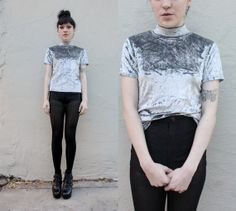 silver sammet T-shirt med stand-up krage och svarta skinny jeans