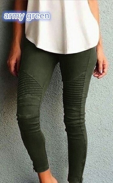 vit, löst sittande linne med mörkgröna, veckade skinny jeans