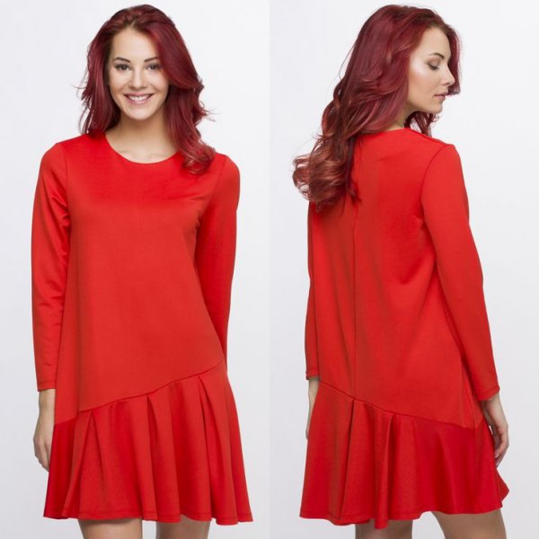 röd asymmetrisk långärmad klänning med fallande midja
