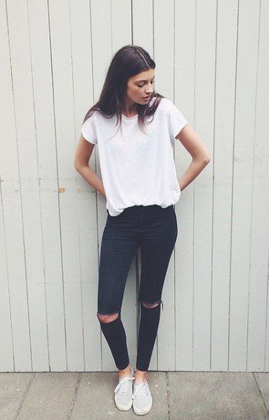 vit överdimensionerad t-shirt med svarta ankelrivna jeans och canvas sneakers