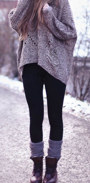 grå, tjock, ribbad tröja med svarta vinter leggings