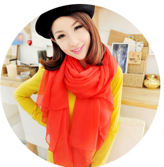 röd chiffongduk gul skiftklänning målarhatt