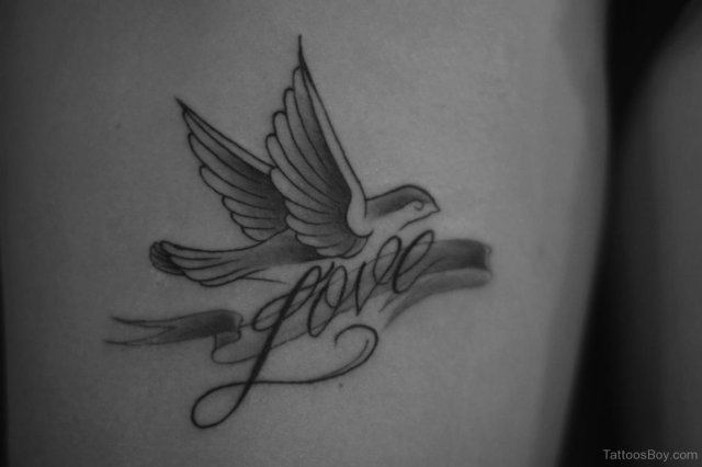 Duva med ett ord tatuering kärlek