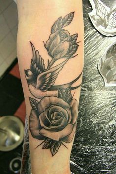 Duva med ros tatuering