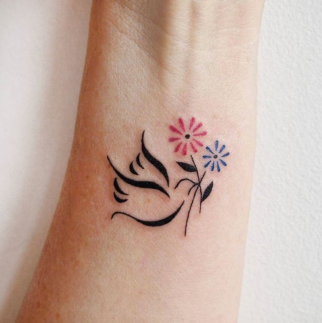 liten duva tatuering med blomma på handleden