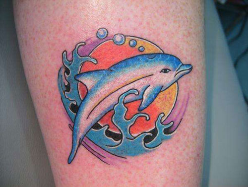 Sol delfin tatuering på benet