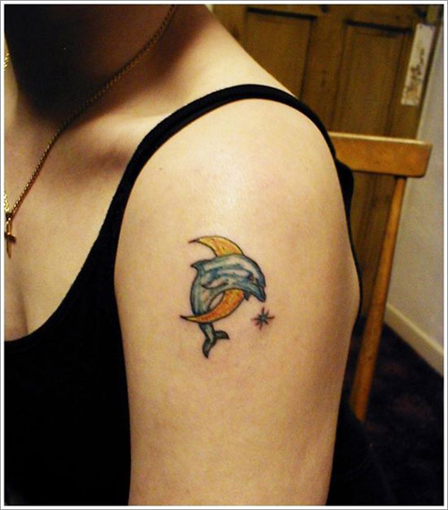 Moon dolphin tatuering på sidan av axeln