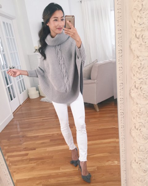 grå stickad tröja med vida ärmar och vita slim fit-jeans