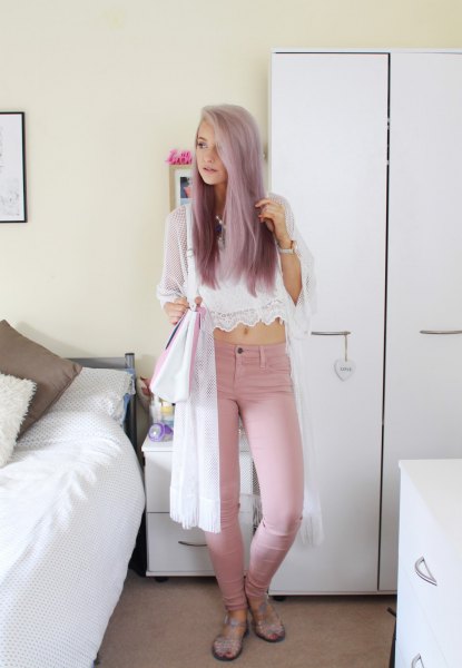 Kort topp i vit chiffong och spets med rosa skinny jeans