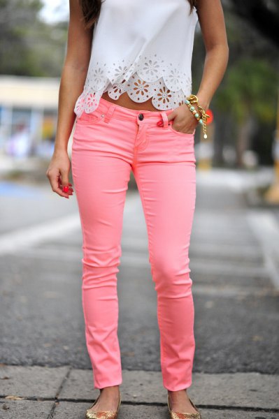 kort halter topp i vit spets med rosa jeans