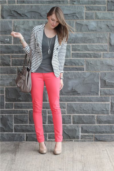 svart och vit randig kavaj med rosa skinny jeans