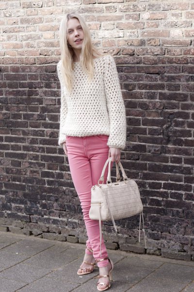 vit virkad tröja med rosa smala jeans