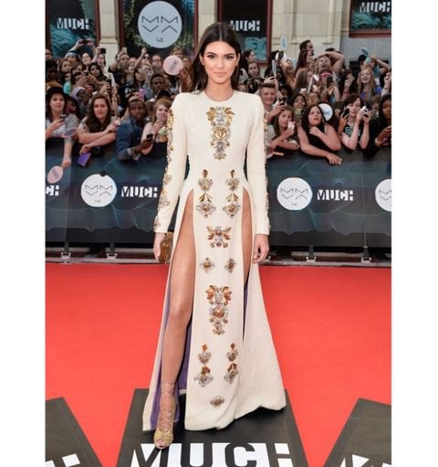 vit stamtryckt långärmad maxiklänning Kendall Jenner