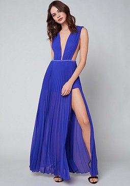 blå klänning med djup V-ringning och dubbel slits