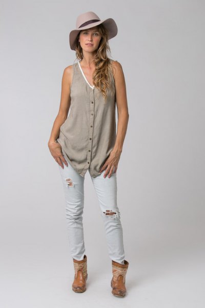 grå tunika med V-ringning och vita skinny jeans