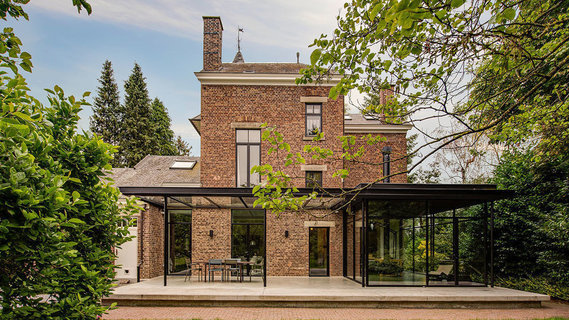 Detta flamländska hus i Belgien har en mycket modern tillägg.
