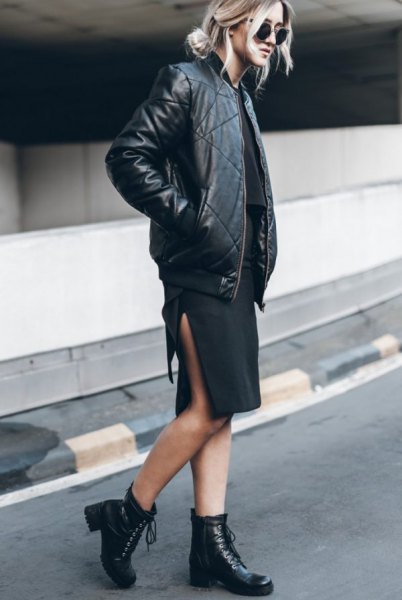 svart flygjacka i läder med en knälång klänning med hög slits