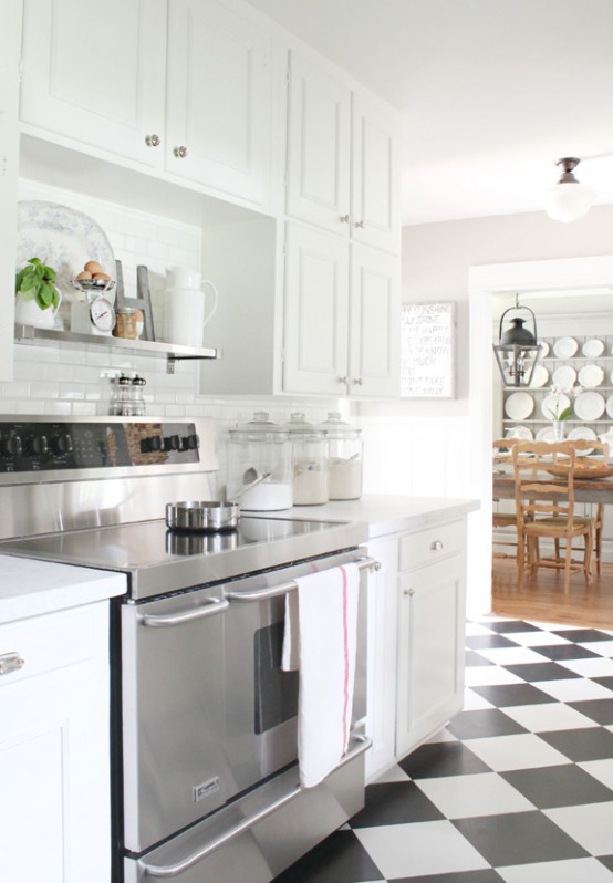 Livligt modernt vitt kök med svarta tavladetaljer - DigsDi