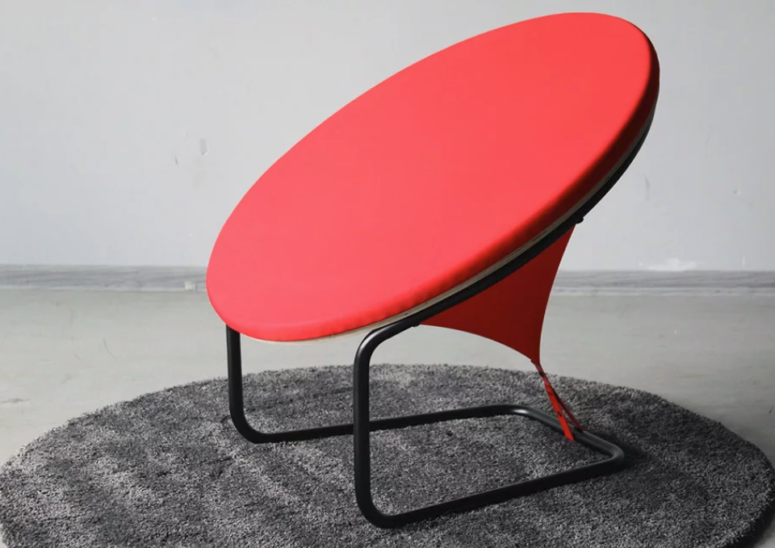 Iögonfallande röd prickstol som ser platt ut