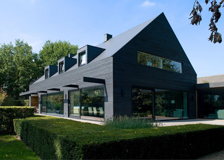 Hus i Nederländerna uppgraderat med svart claddi