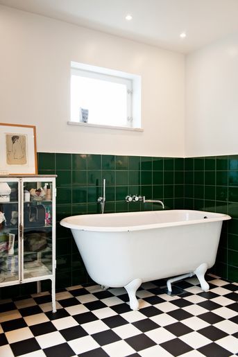 Chic tegelsten badrumsdesign med ett retro grönt badkar