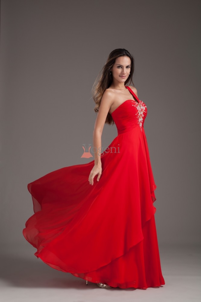 Hur man bär röd klänning med en axel