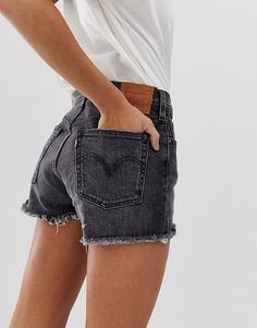 Hur man utformar Black Jean Shorts
