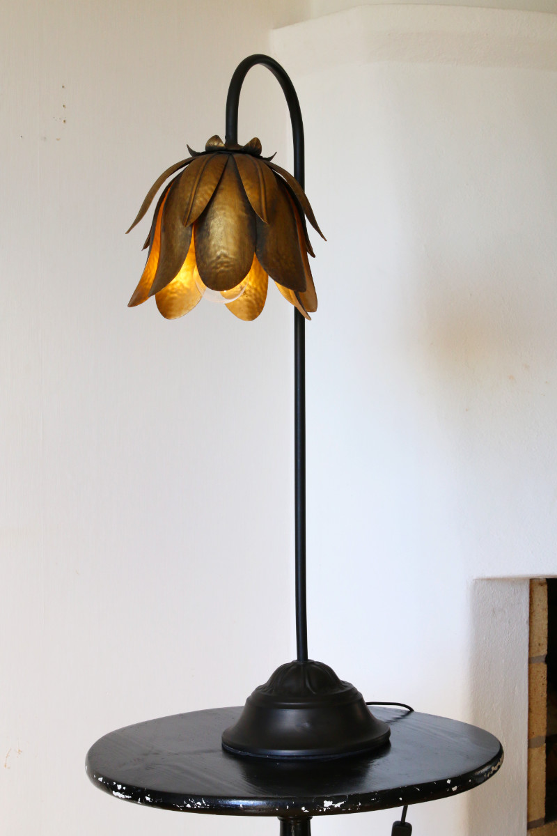 Lampa inspirerad av näckrosor